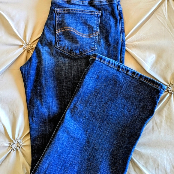 Lee Flex Motion Mid Rise Bootleg Jeans - Picture 2 of 5
